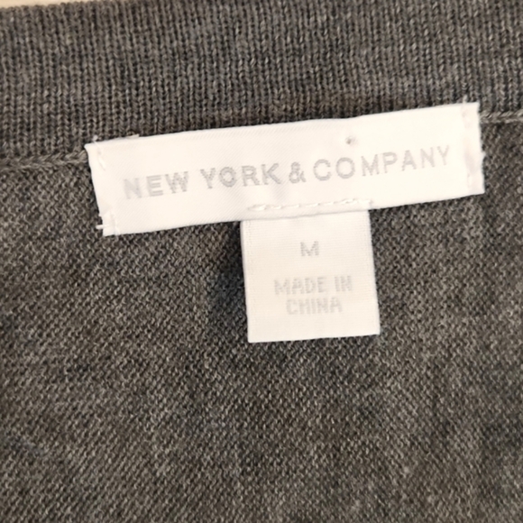 WOMENS New York & Co gray with silver cut out quarter sleeve top size Medium. - Picture 11 of 15